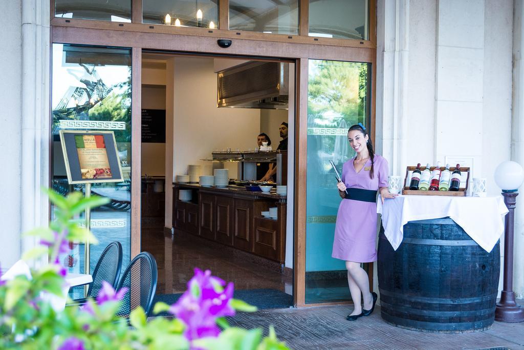 Melia Grand Hermitage All Inclusive Golden Sands Exterior foto A hostess at the entrance of a restaurant